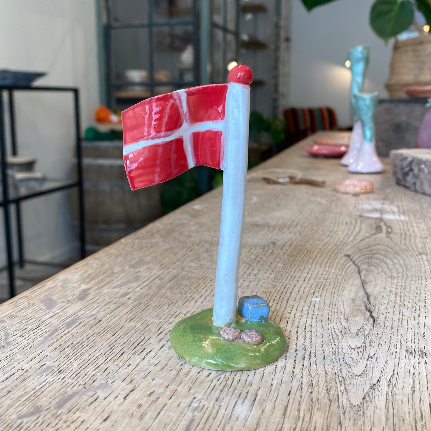Flagstang med Dannebrog og gave nr 2