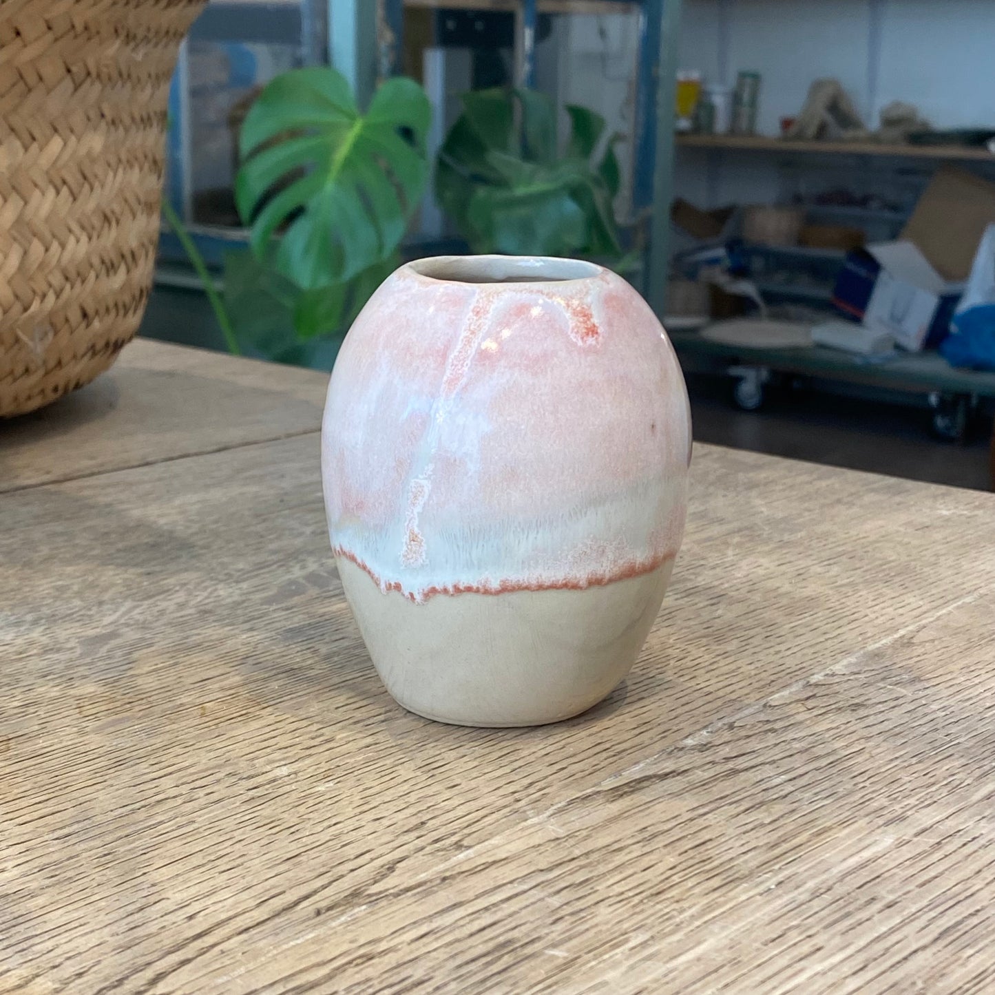 Lille vase, hvid/ rosa