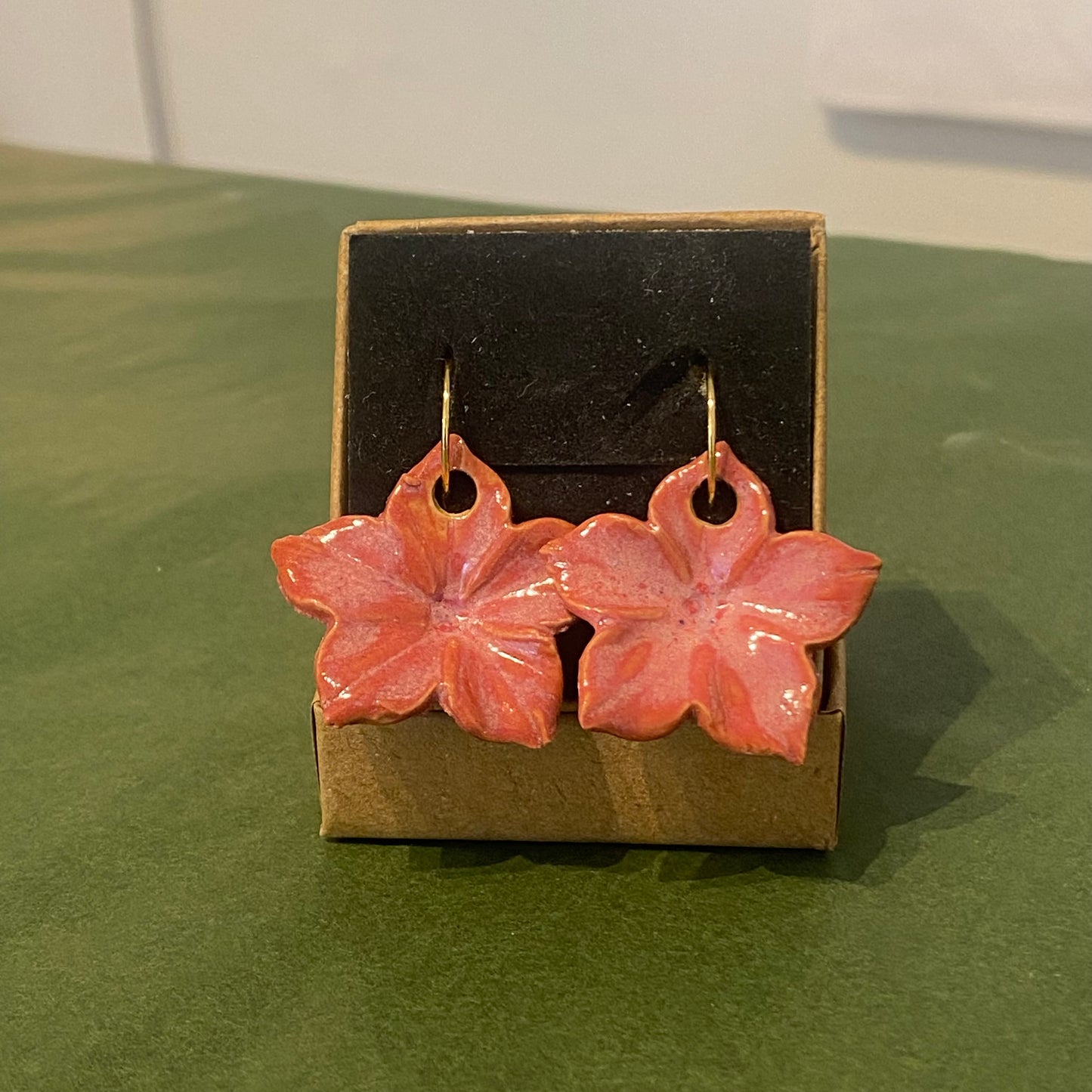 Unikke øreringe, mørk rosa blomst