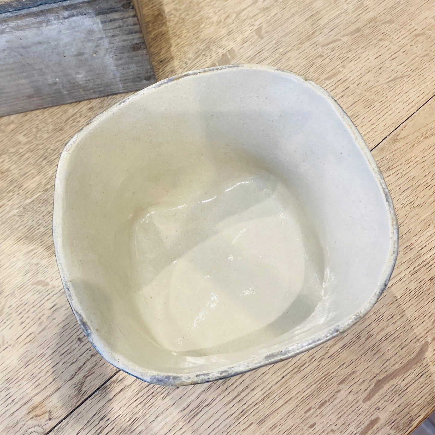 Unik og håndformet skål med fødder