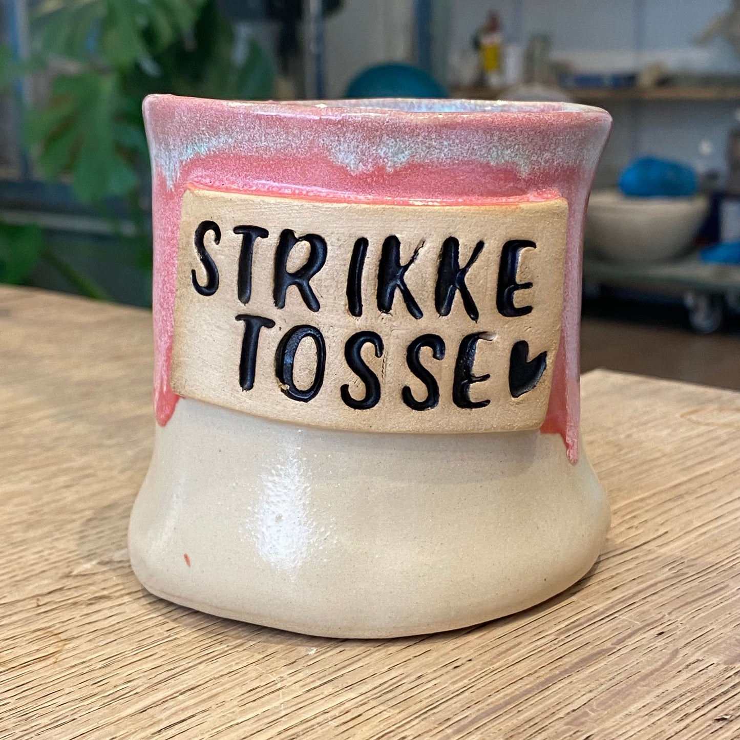 Håndformet krus; STRIKKETOSSE, nr 2
