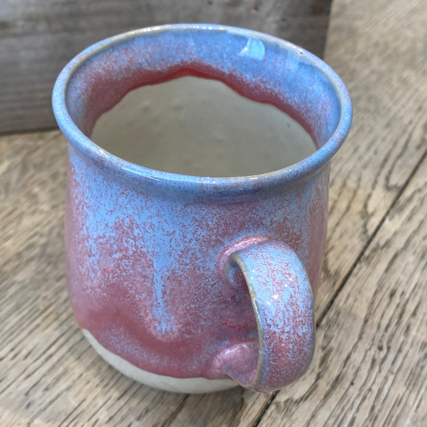Håndlavet kop med hank, mørk rosa med lyseblå toner nr 1