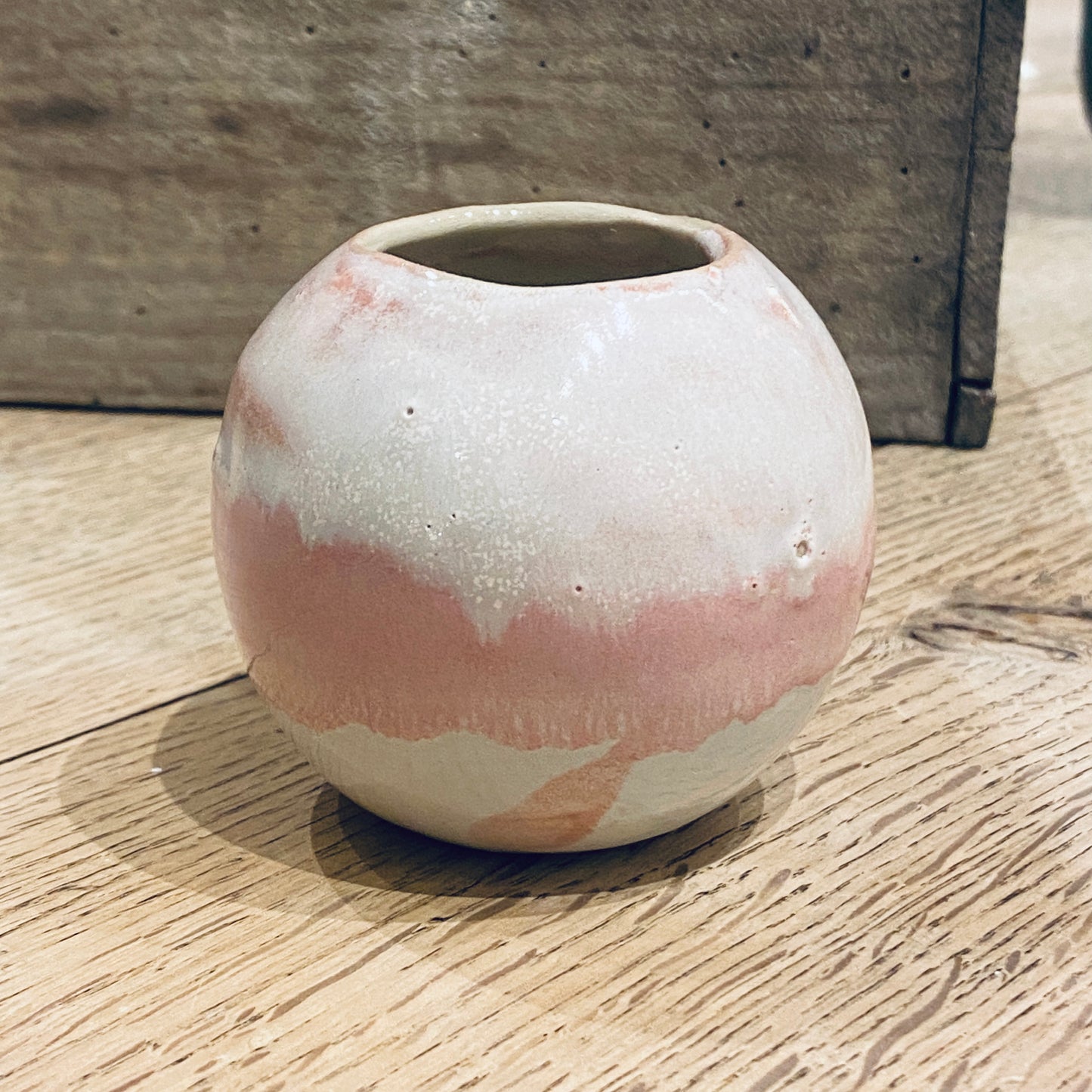 Lille rund vase i rosa og hvide farver