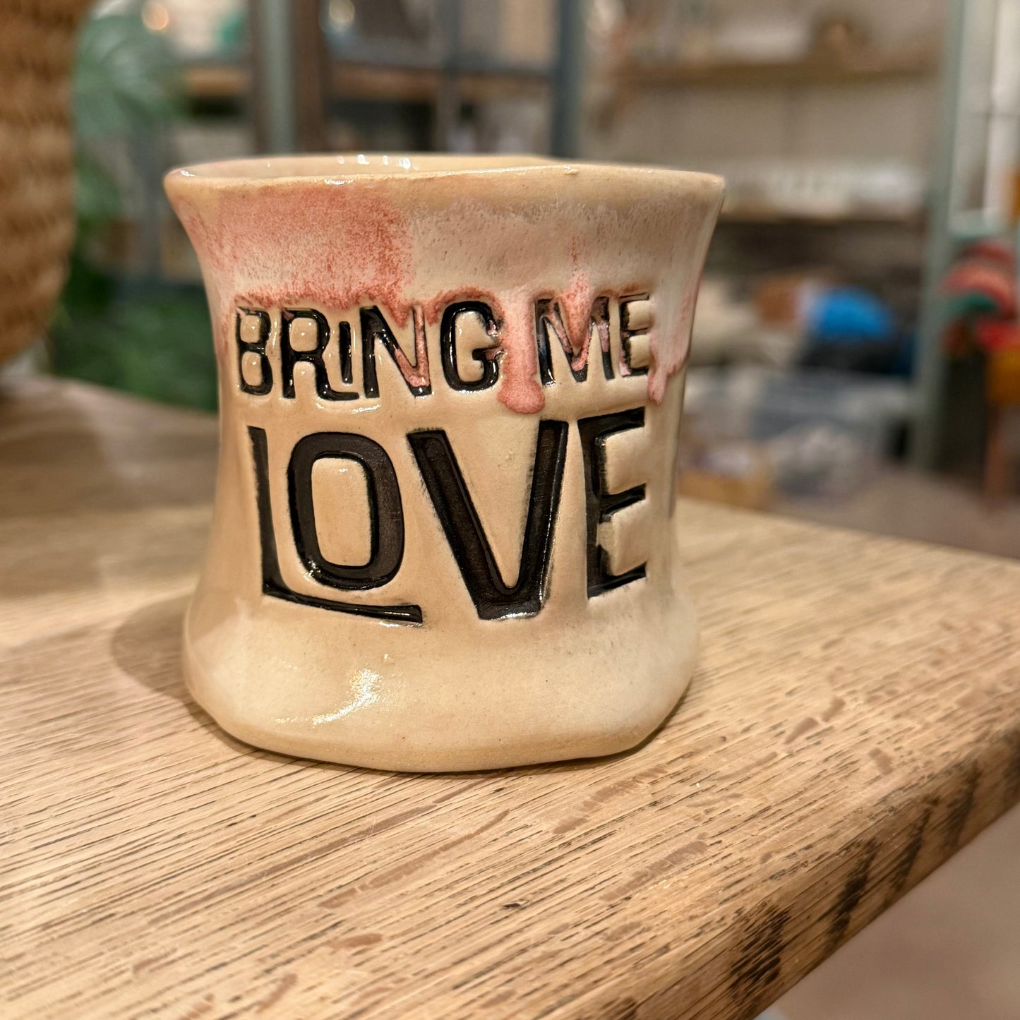 Håndformet krus med tekst; BRING ME LOVE, nr 4