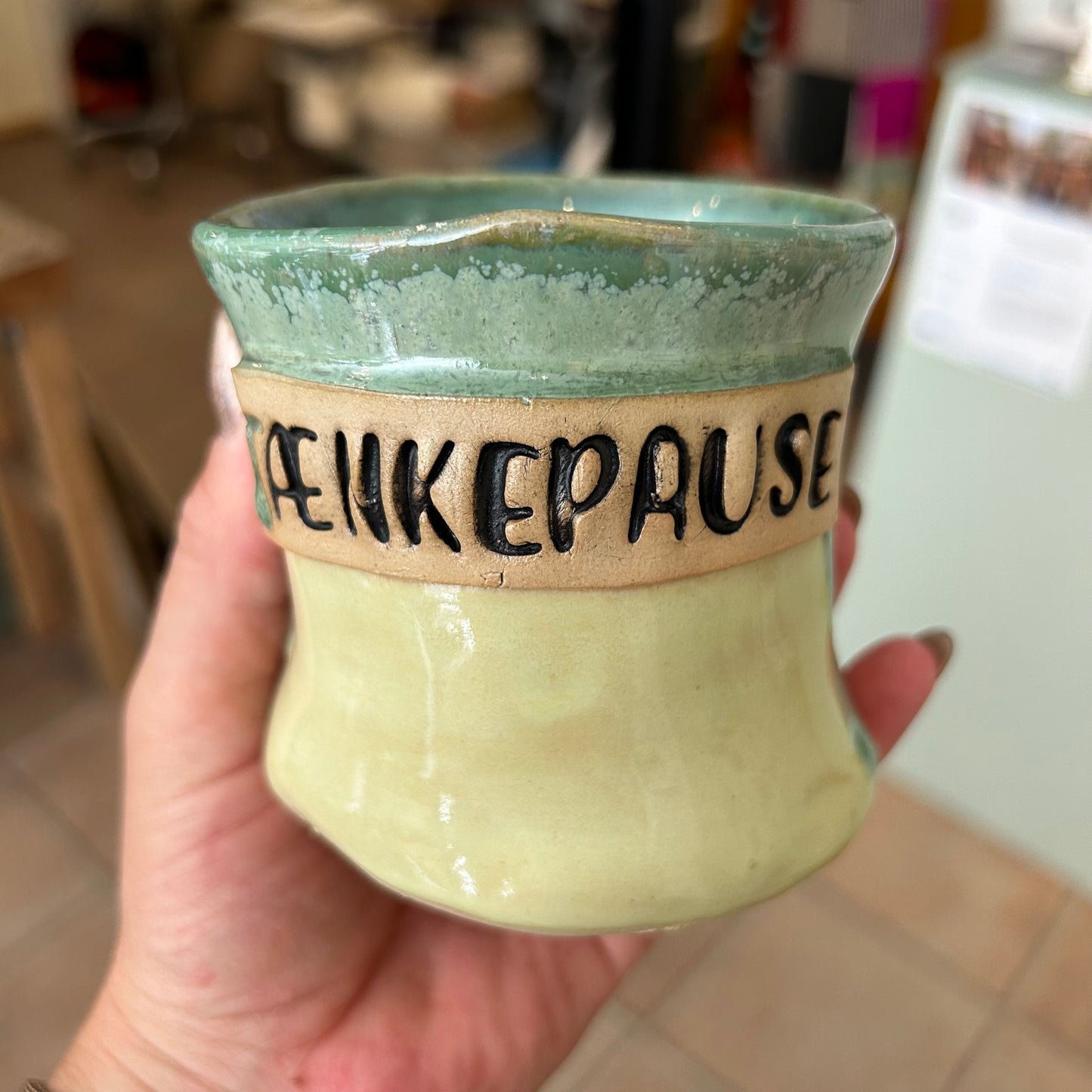 Håndformet krus med tekst; TÆNKEPAUSE, nr 2