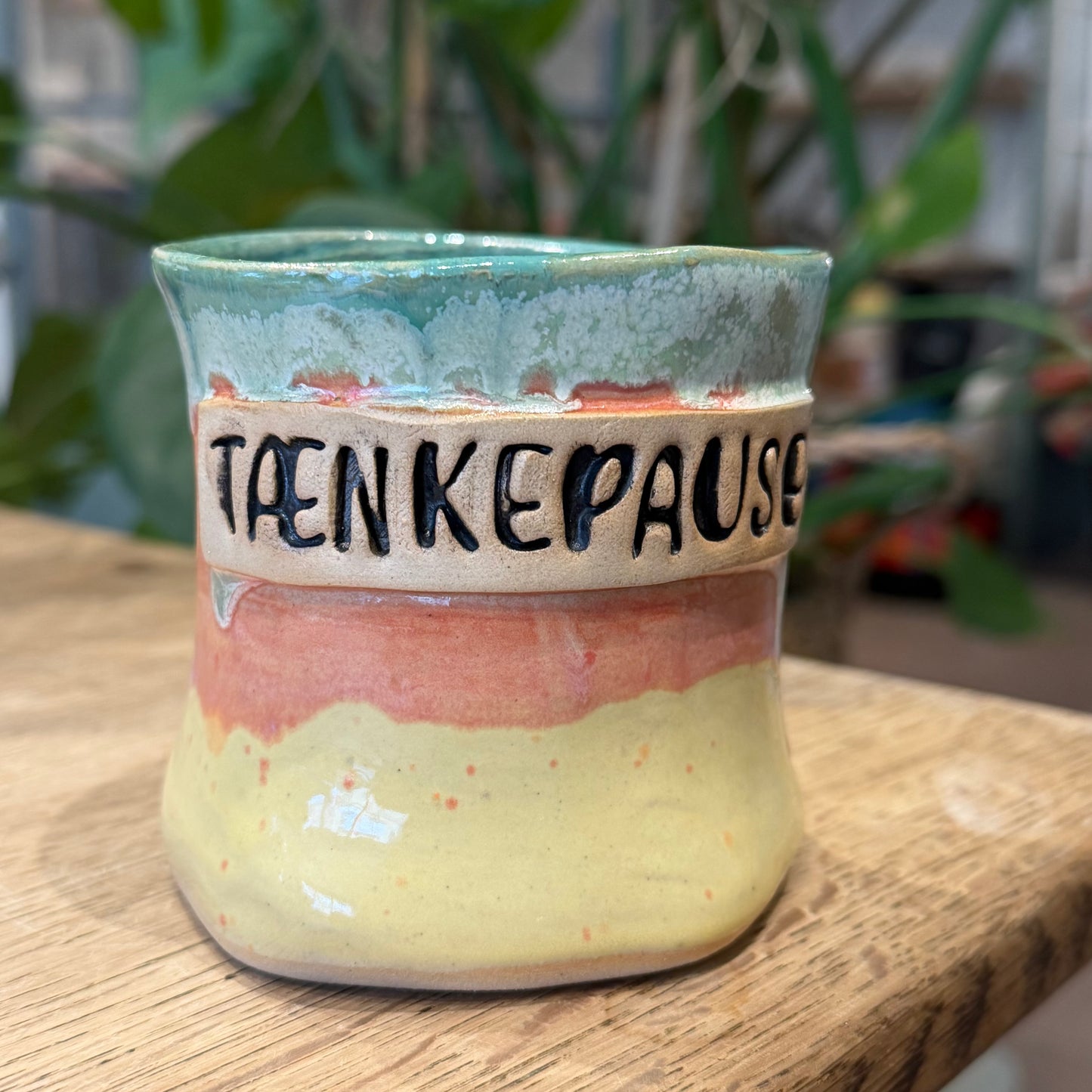 Håndformet krus med tekst; TÆNKEPAUSE