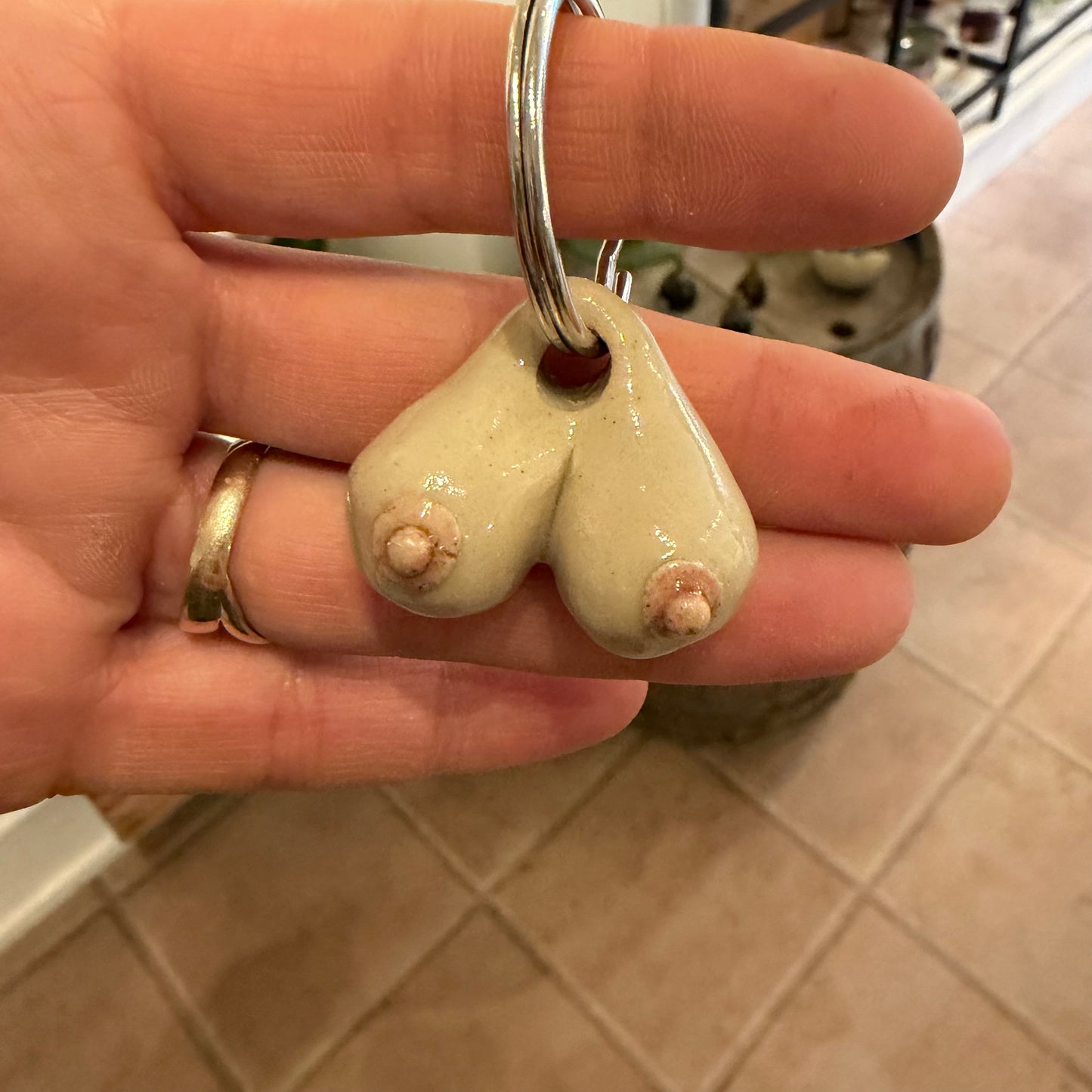 Nøglering med håndformede bryster, nr. 4