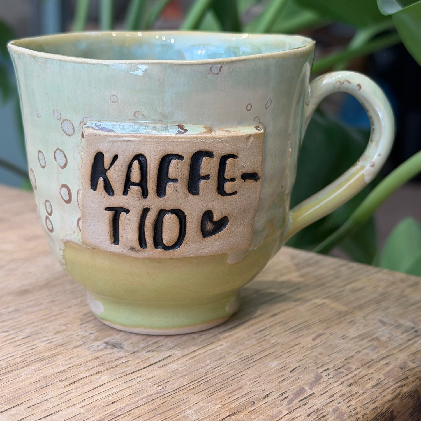 Håndlavet krus med hank og tekst; Kaffetid🖤