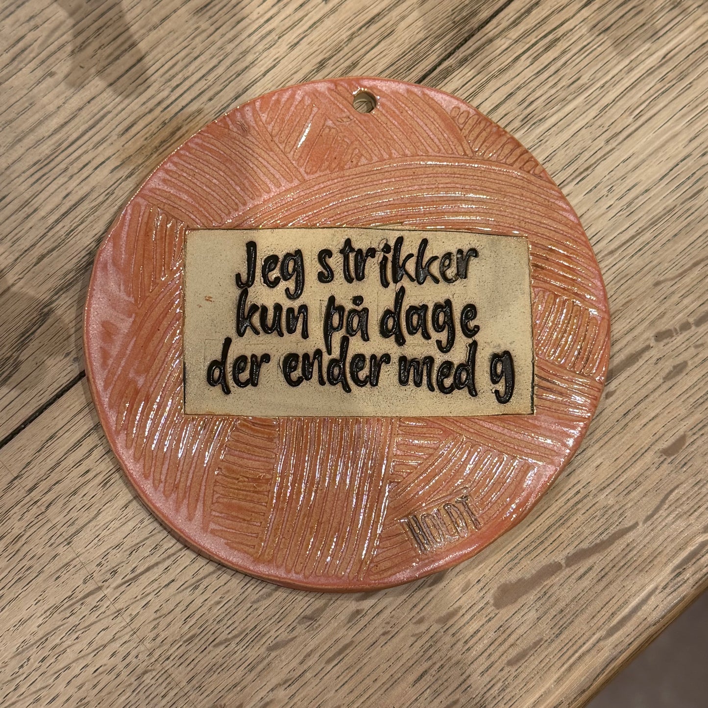 Vægophæng, garnnøgle med tekst, nr 2