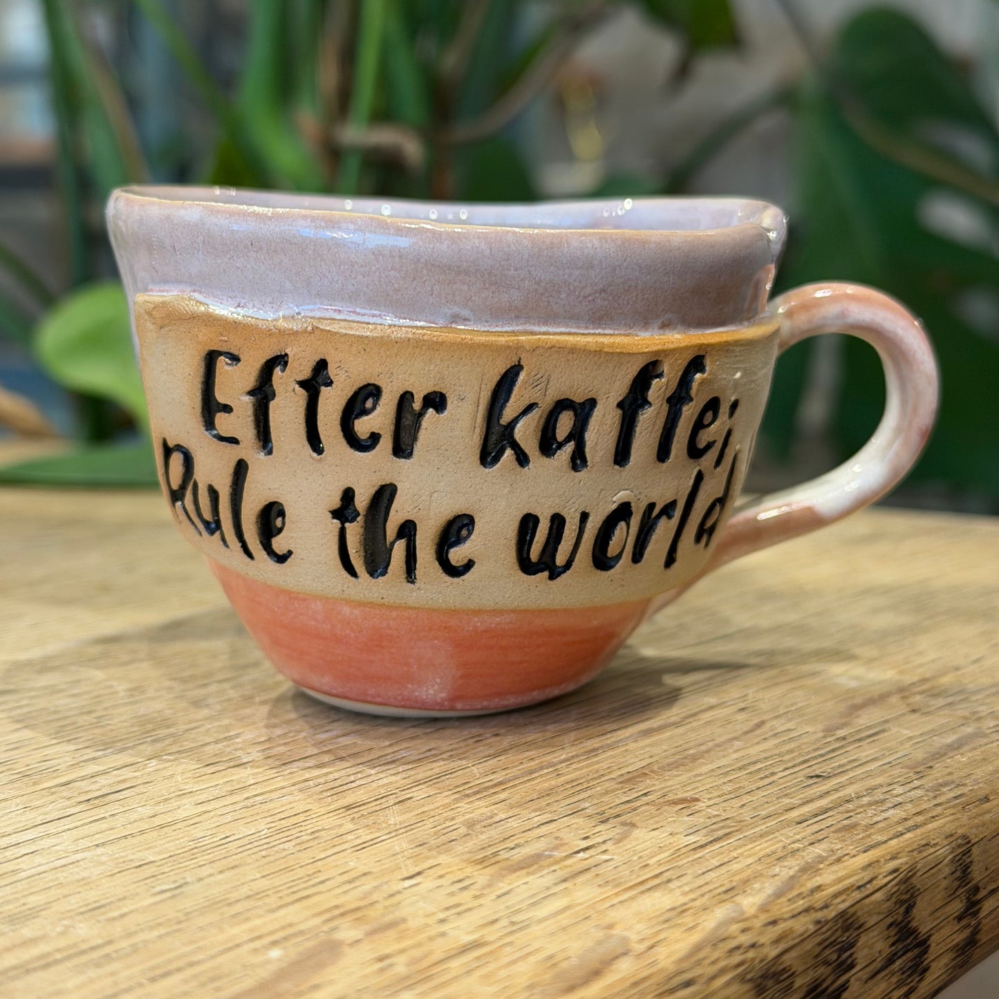 Håndlavet kop med hank og tekst; Efter kaffe; Rule the world