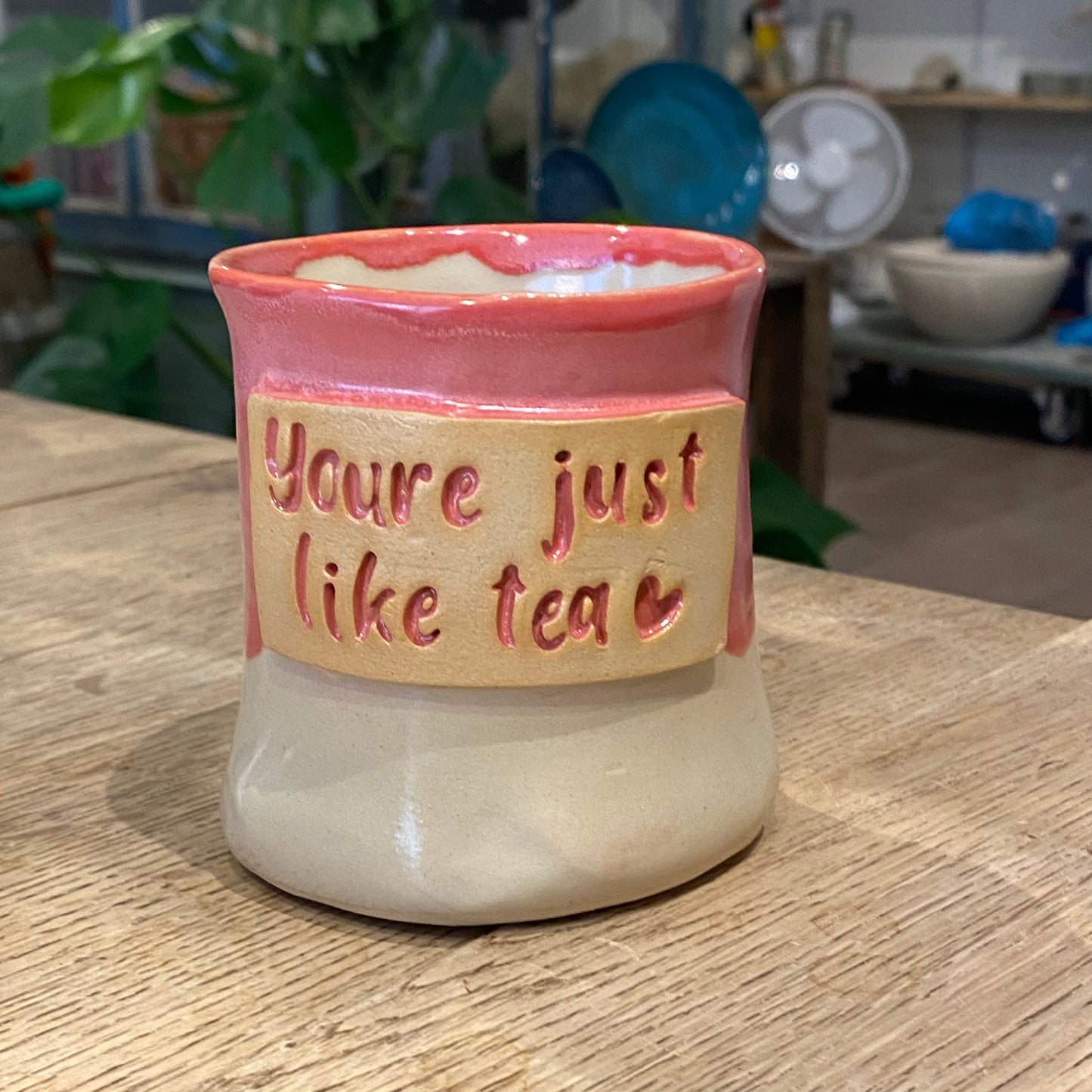 Håndformet krus med tekst; You’re just like tea
