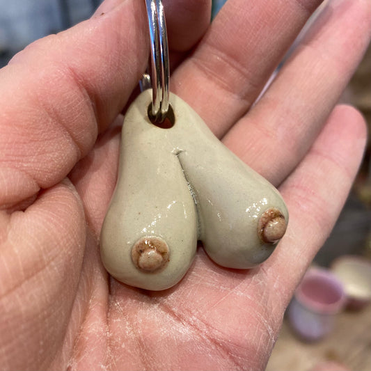 Nøglering med håndformede bryster, nr. 1