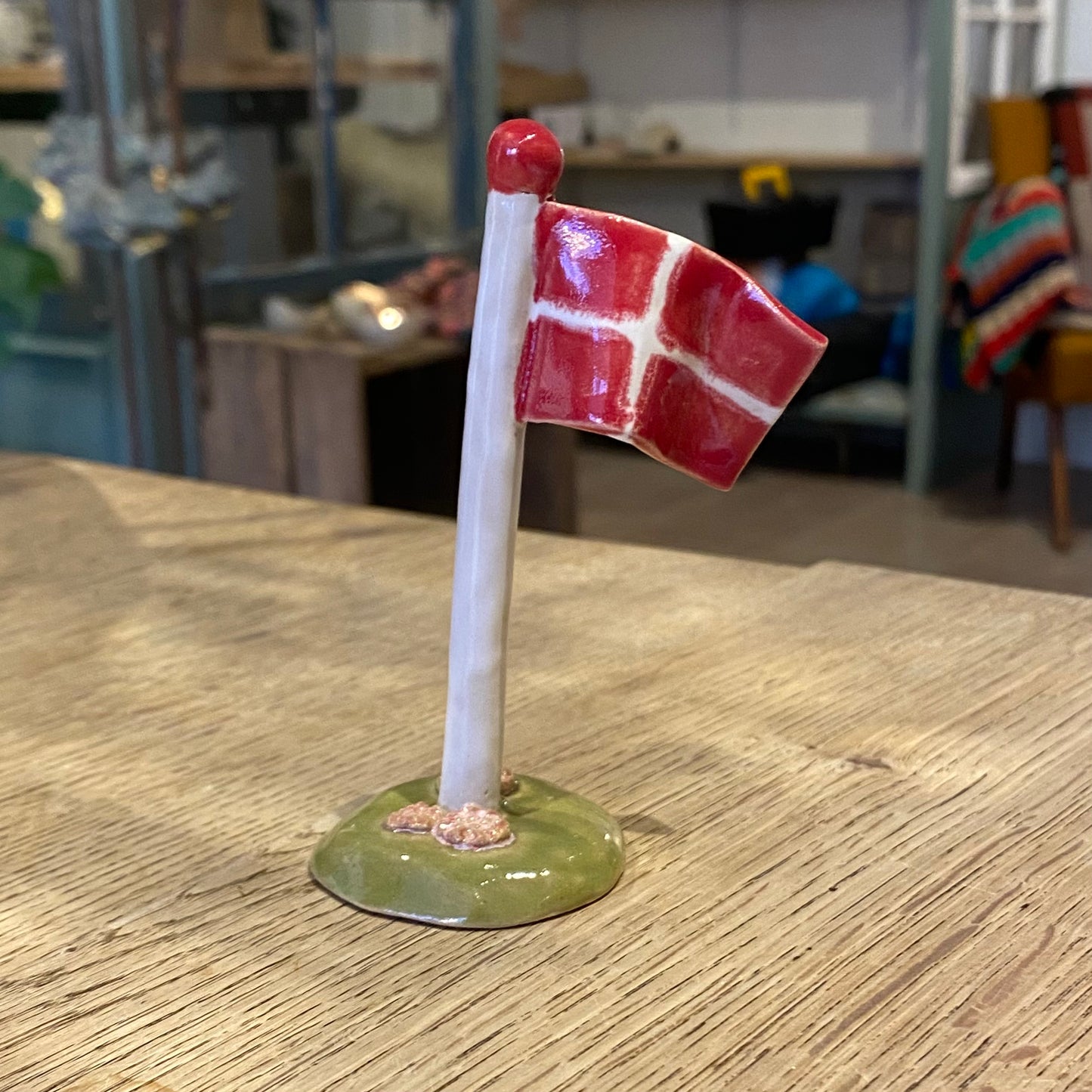 Flagstang med Dannebrog og blomster, nr 3