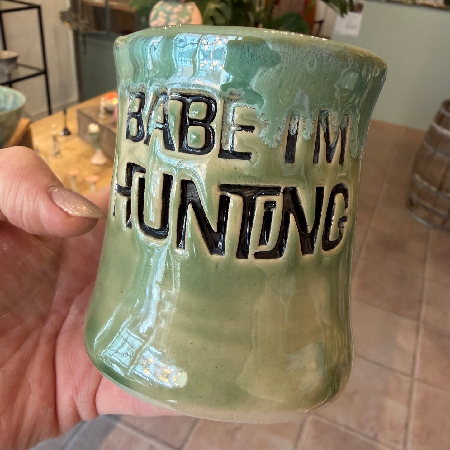 Håndformet krus med tekst; BABE, I'M HUNTING, nr 4