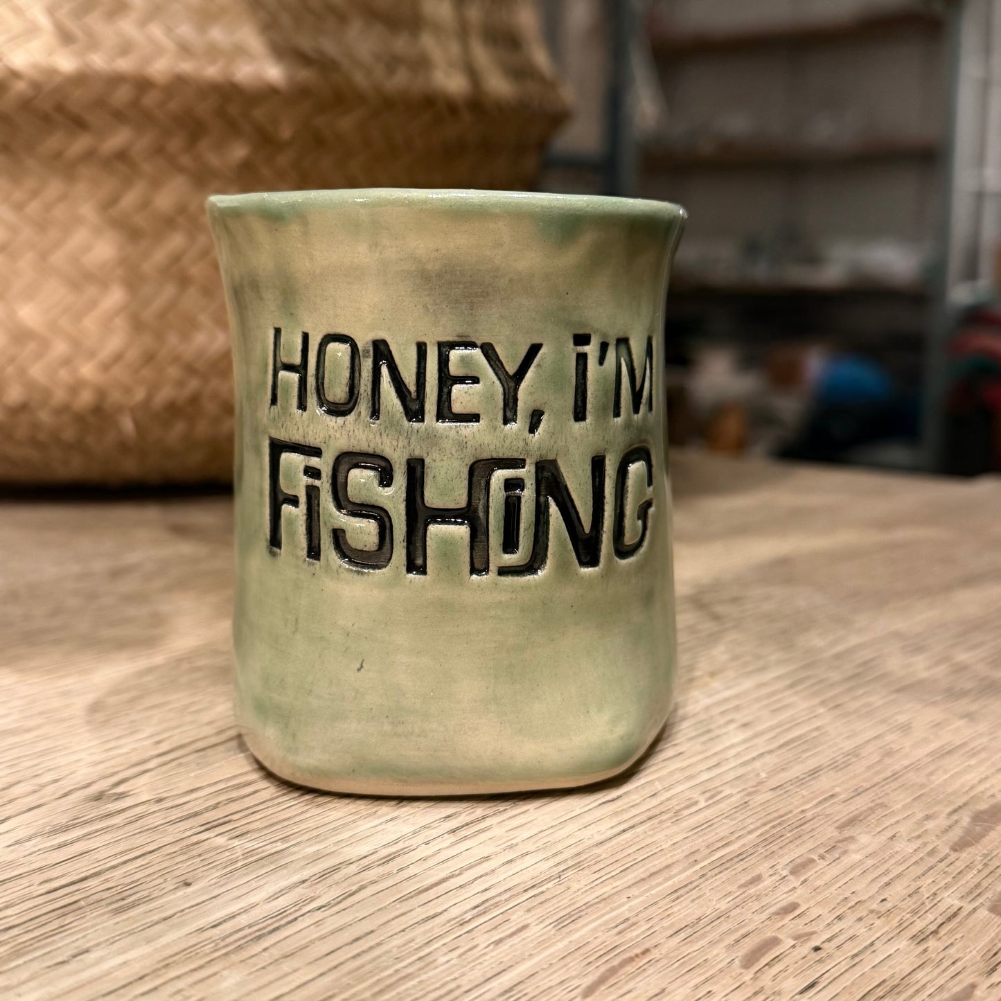 Håndformet krus med tekst; HONEY, IM FISHING, nr 2