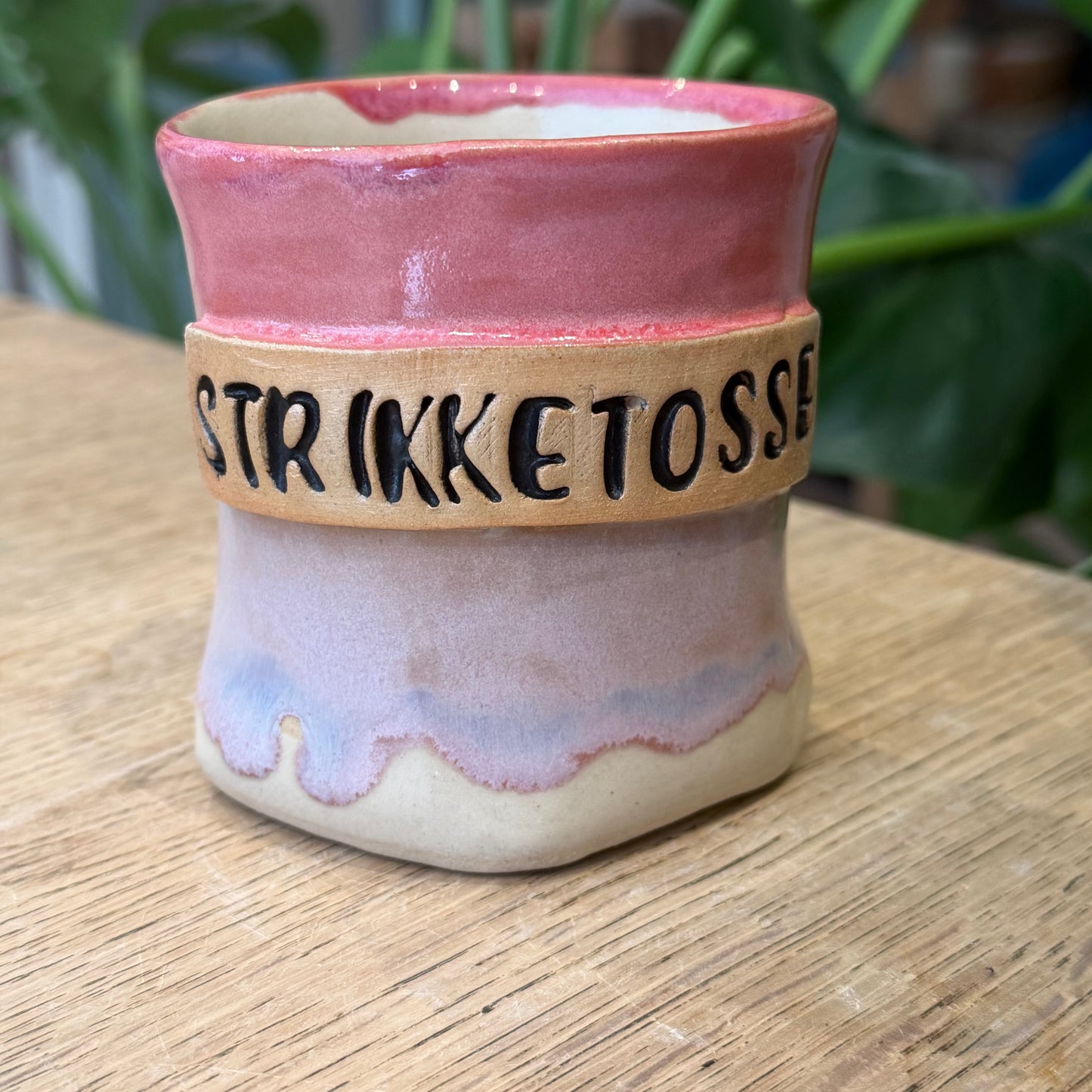 Håndformet krus med tekst; STRIKKETOSSE