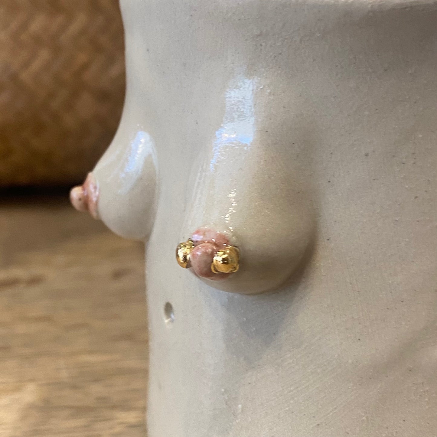 Håndformet brystkop med piercing nr. 3