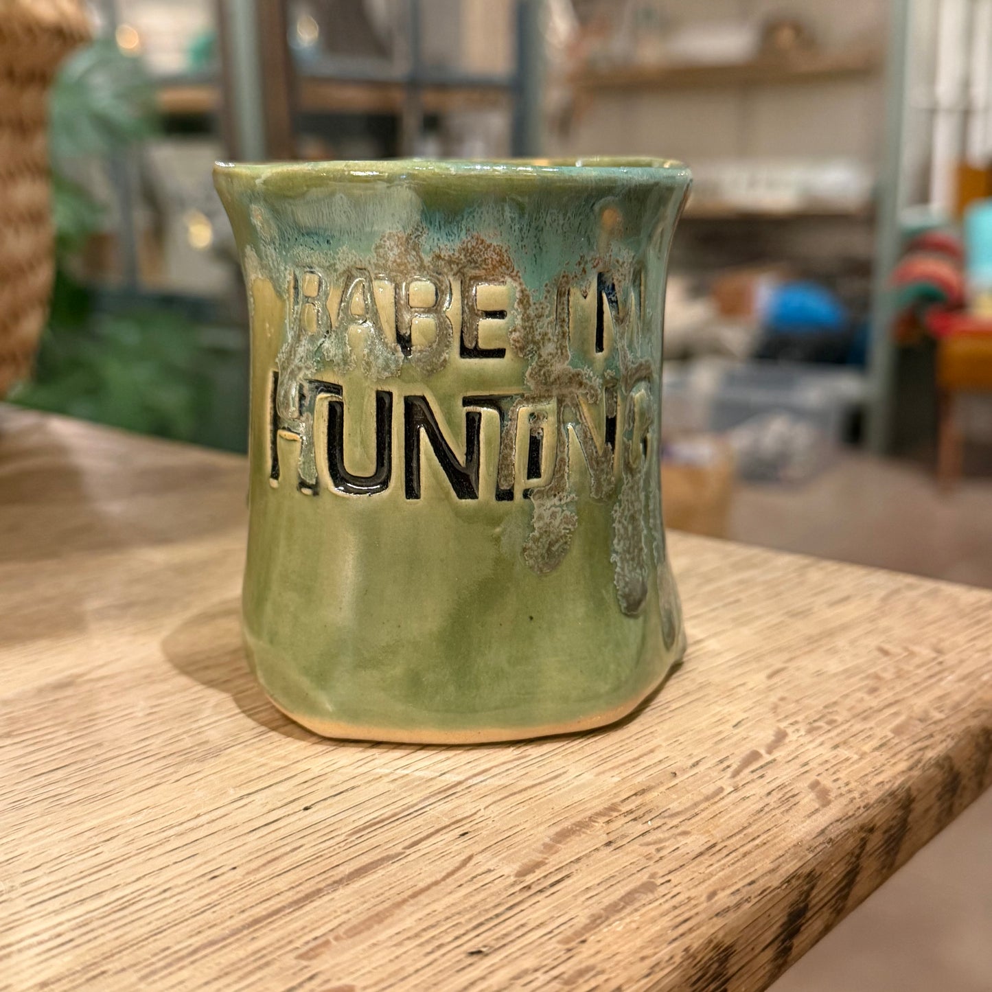 Håndformet krus med tekst; BABE, IM HUNTING, nr 3