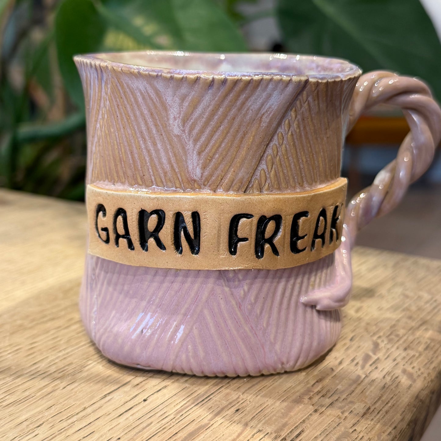 Håndformet garnkrus med tekst; GARN FREAK nr 1