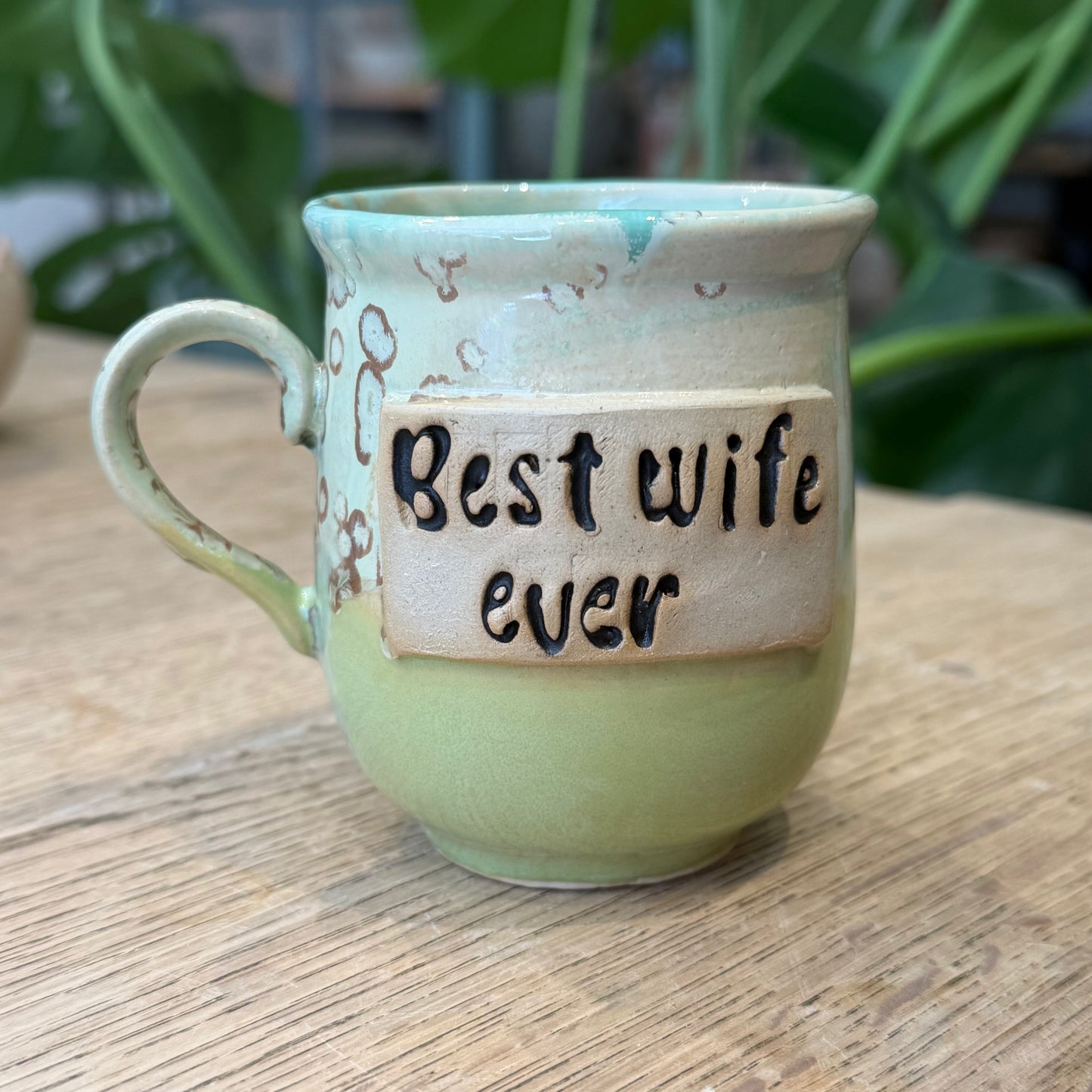 Håndlavet kop med hank og tekst; Best wife ever, lys grøn