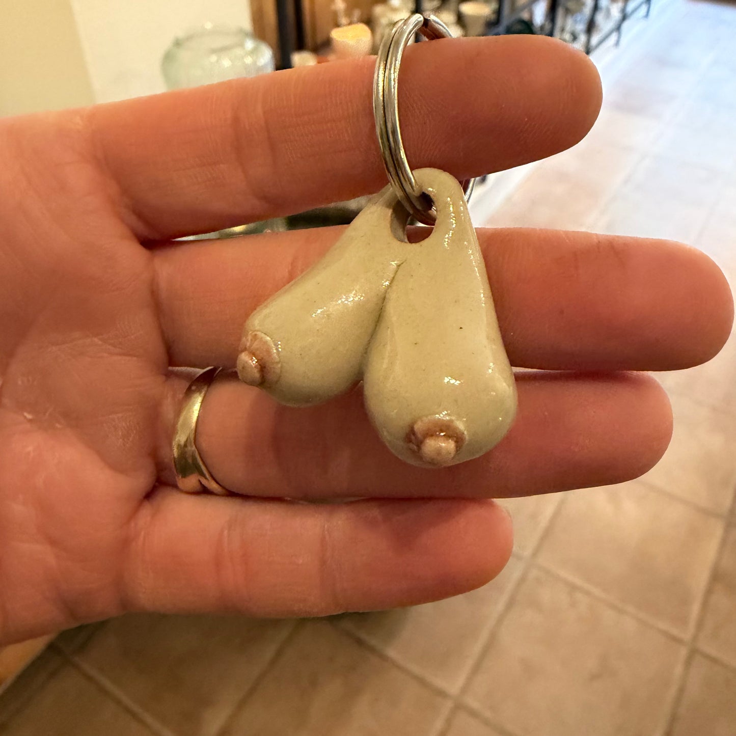 Nøglering med håndformede bryster, nr. 3