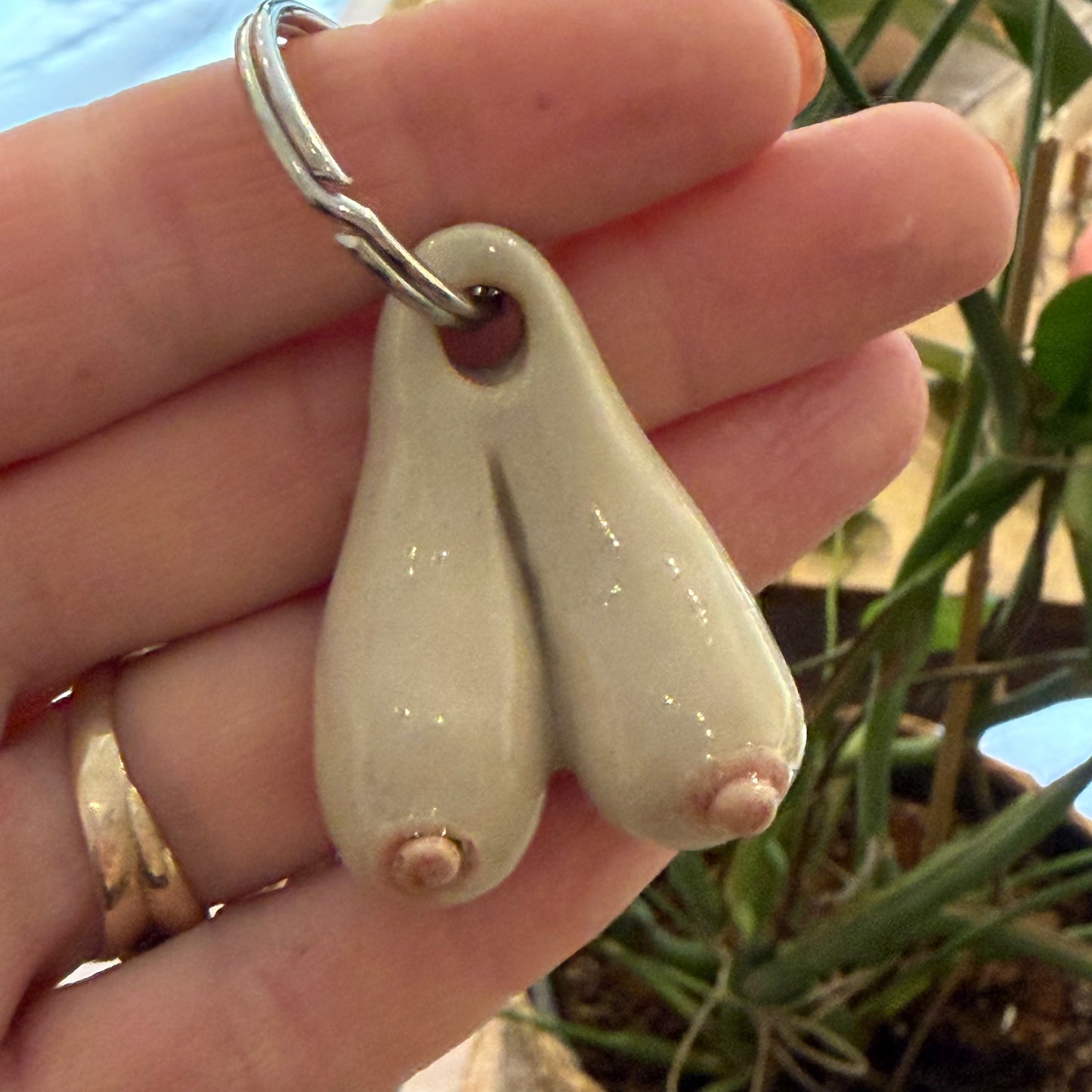 Nøglering med håndformede bryster, nr. 4