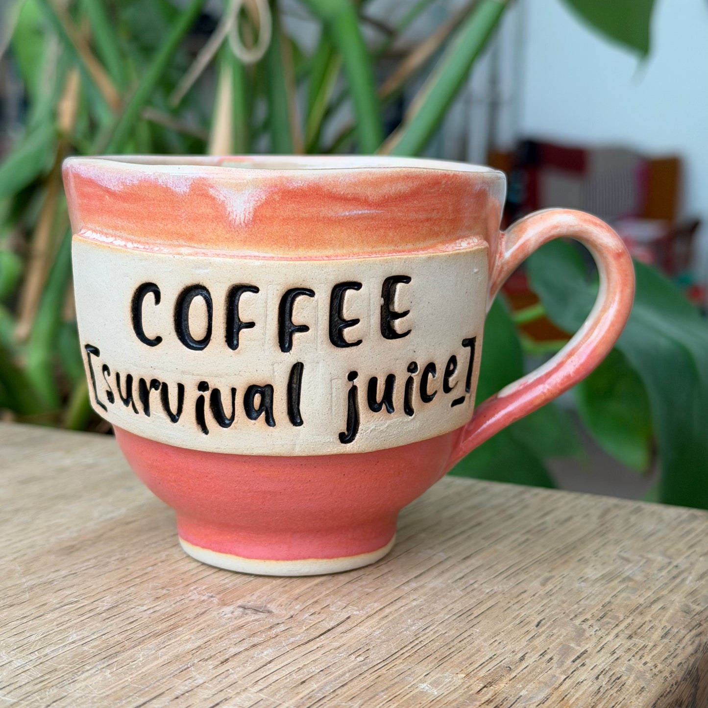 Håndlavet krus med hank og tekst; COFFEE (survival juice)