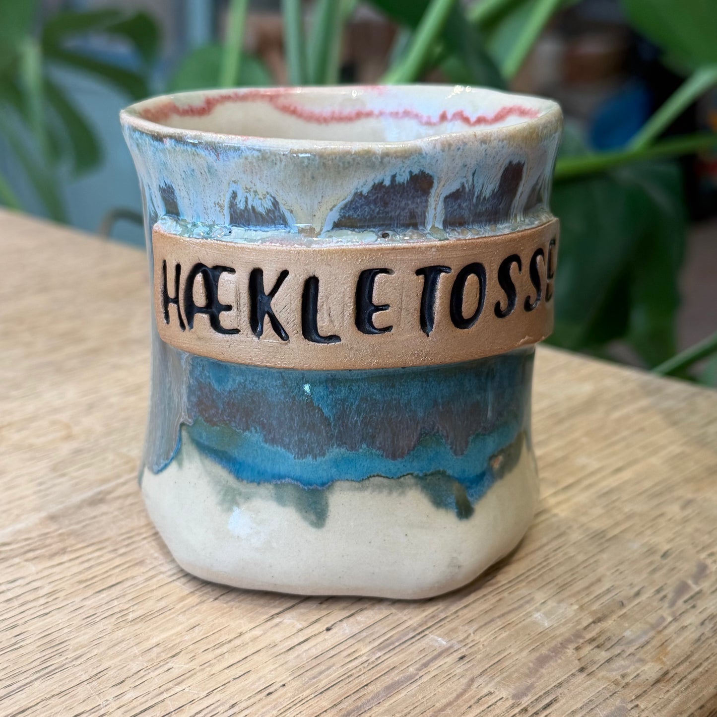 Håndformet krus med tekst; HÆKLETOSSE, nr 1