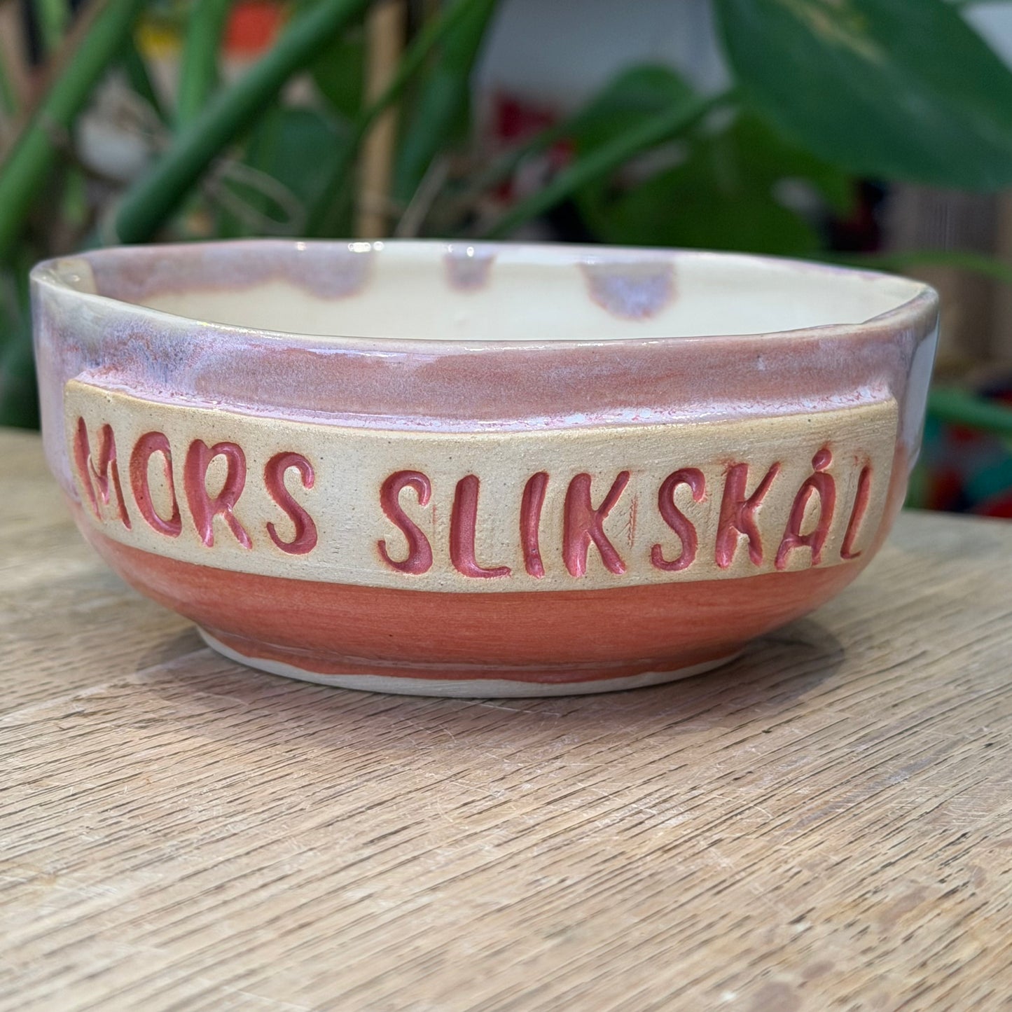 Skål med tekst ‘MORS SLIKSKÅL’, nr 1