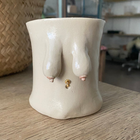 Håndformet brystkop med piercing, nr. 7