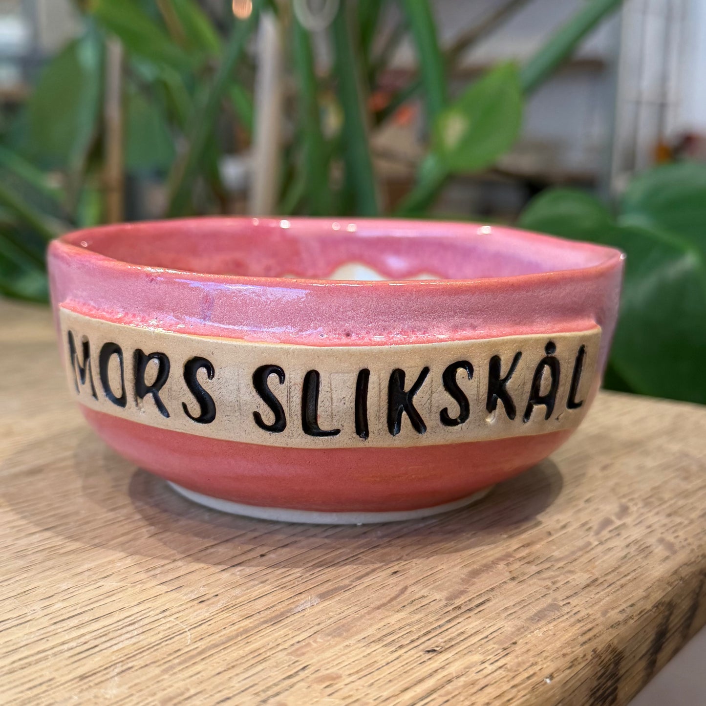 Skål med tekst ‘MORS SLIKSKÅL’