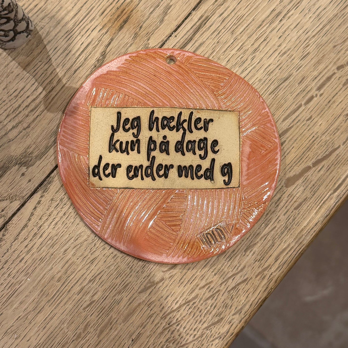 Vægophæng, garnnøgle med tekst, nr 3