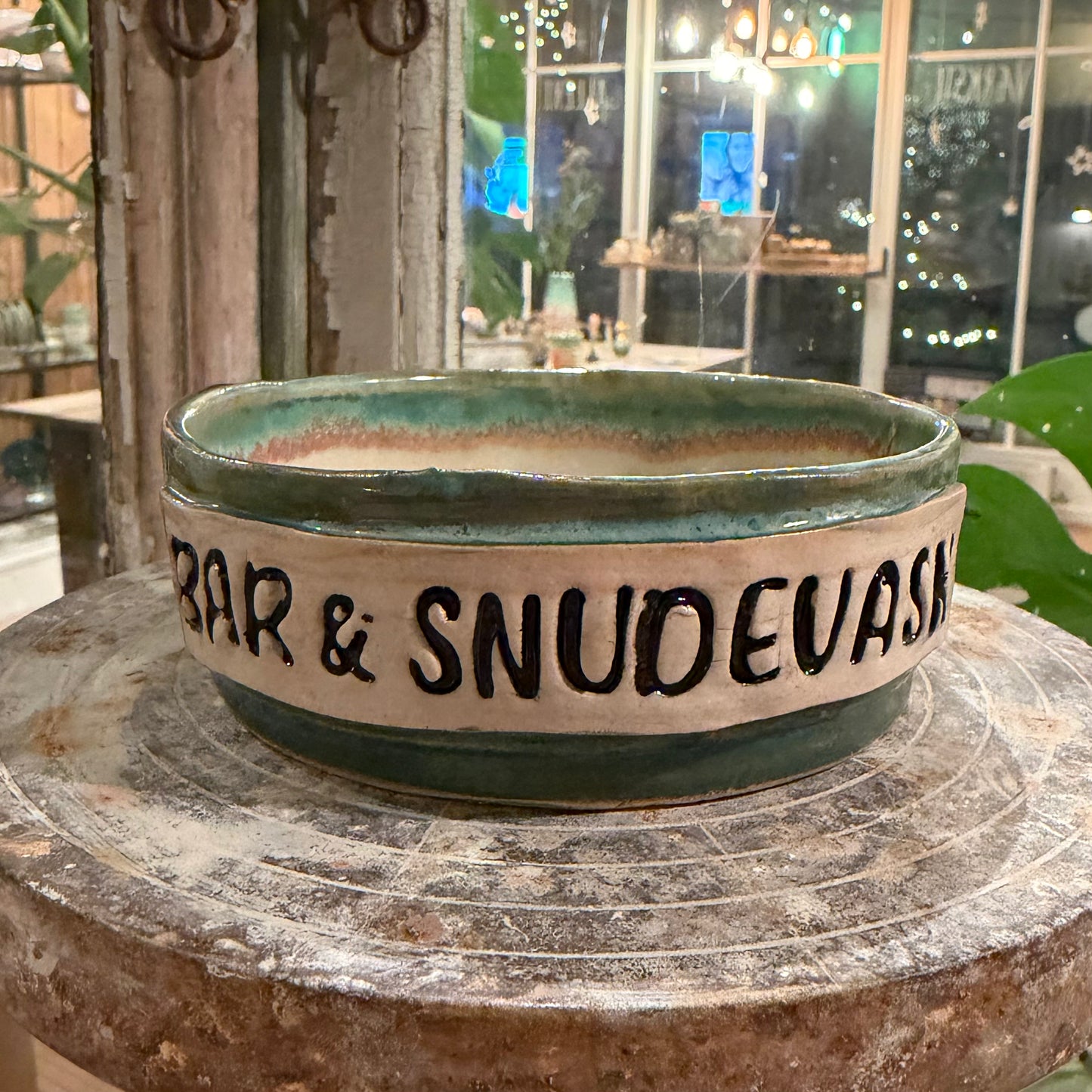 Hundeskål med tekst ‘BAR & SNUDEVASK’