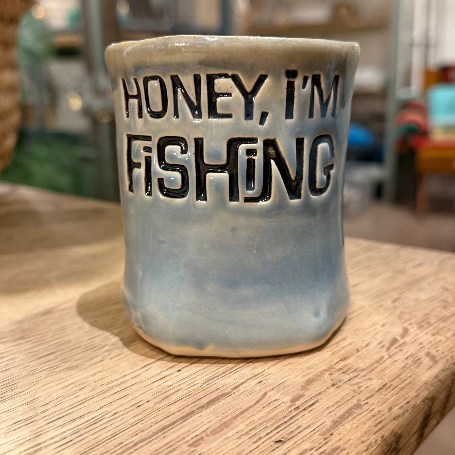 Håndformet krus med tekst; HONEY, IM FISHING, nr 5