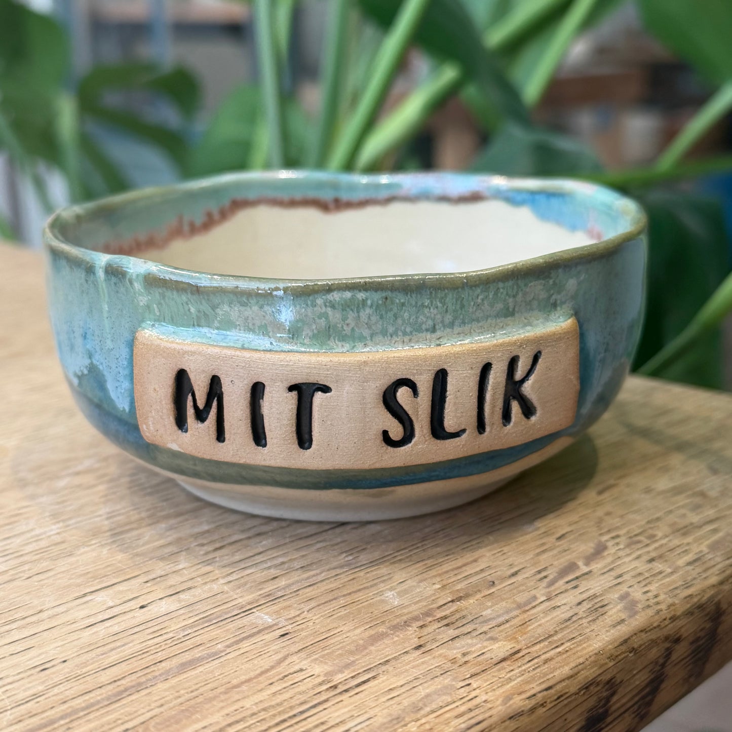 Skål med tekst ‘MIT SLIK’