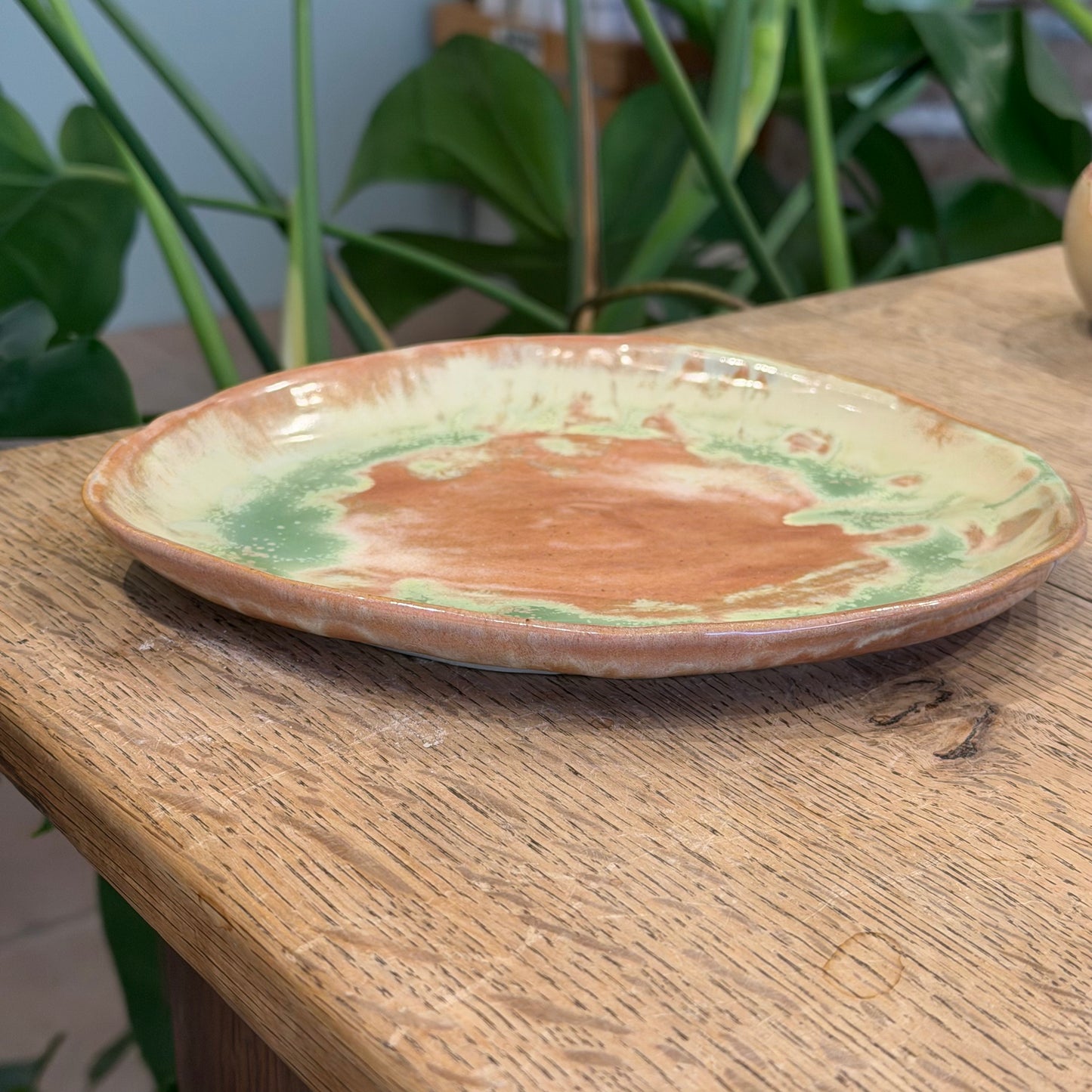 Håndformet frokost tallerken, rosa og grønne farver