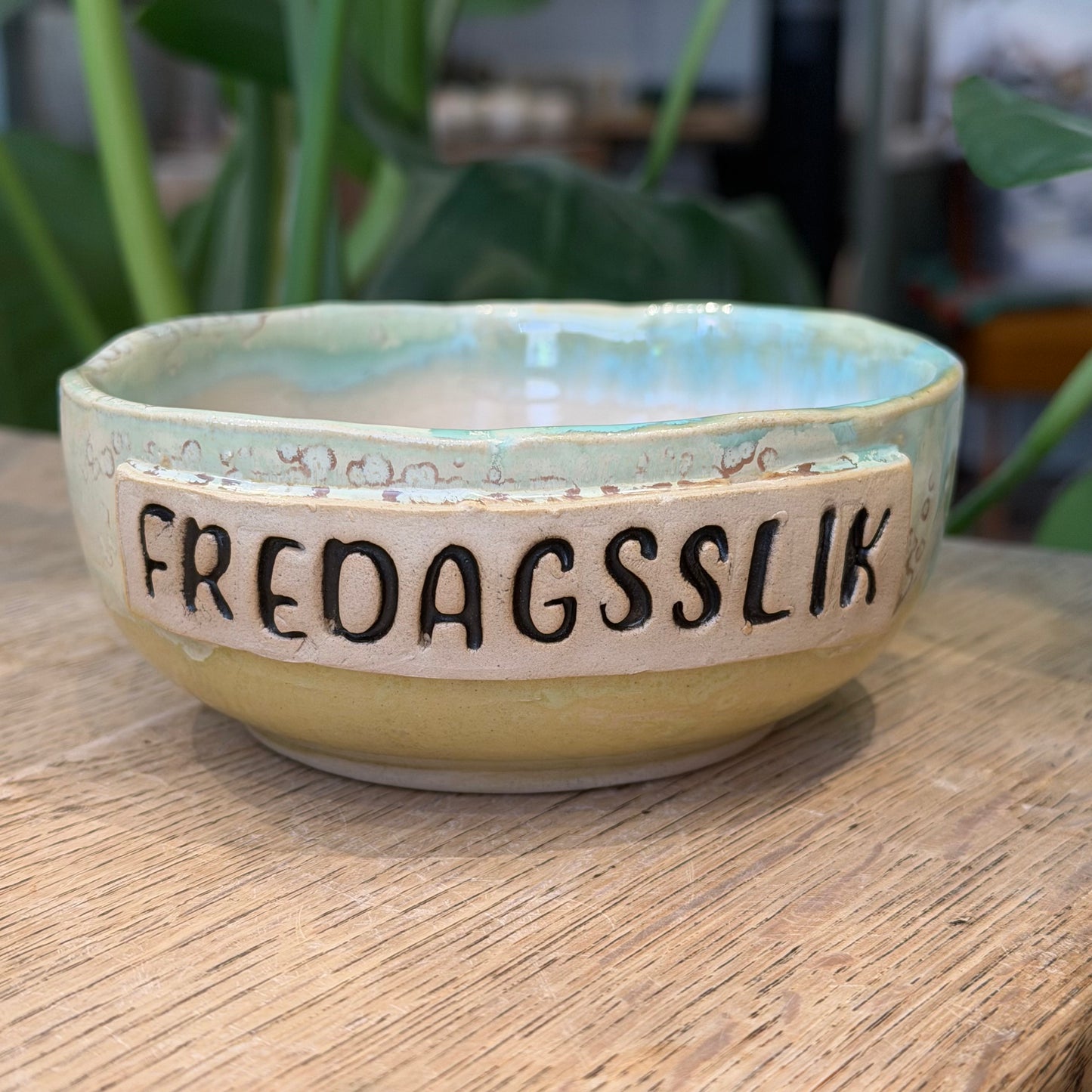 Skål med tekst ‘FREDAGSSLIK’ nr 1