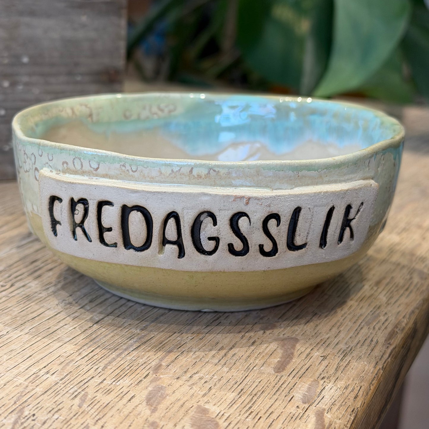 Skål med tekst ‘FREDAGSSLIK’