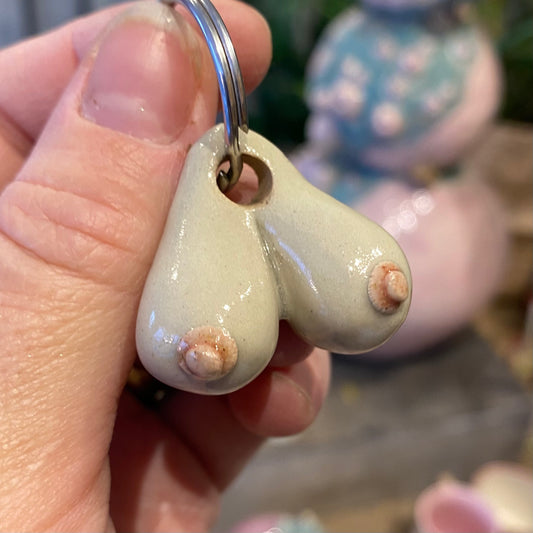 Nøglering med håndformede bryster, nr. 2