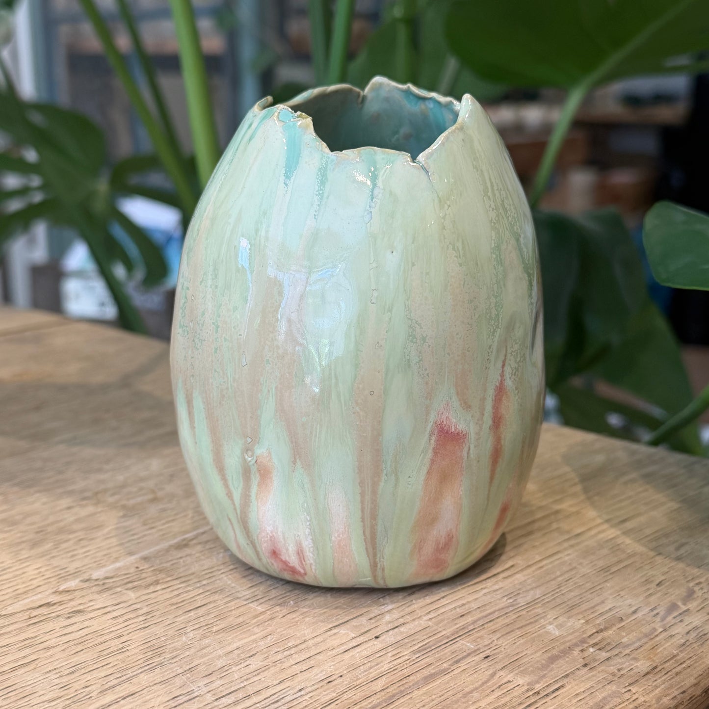 Oval vase, rosa og grøn