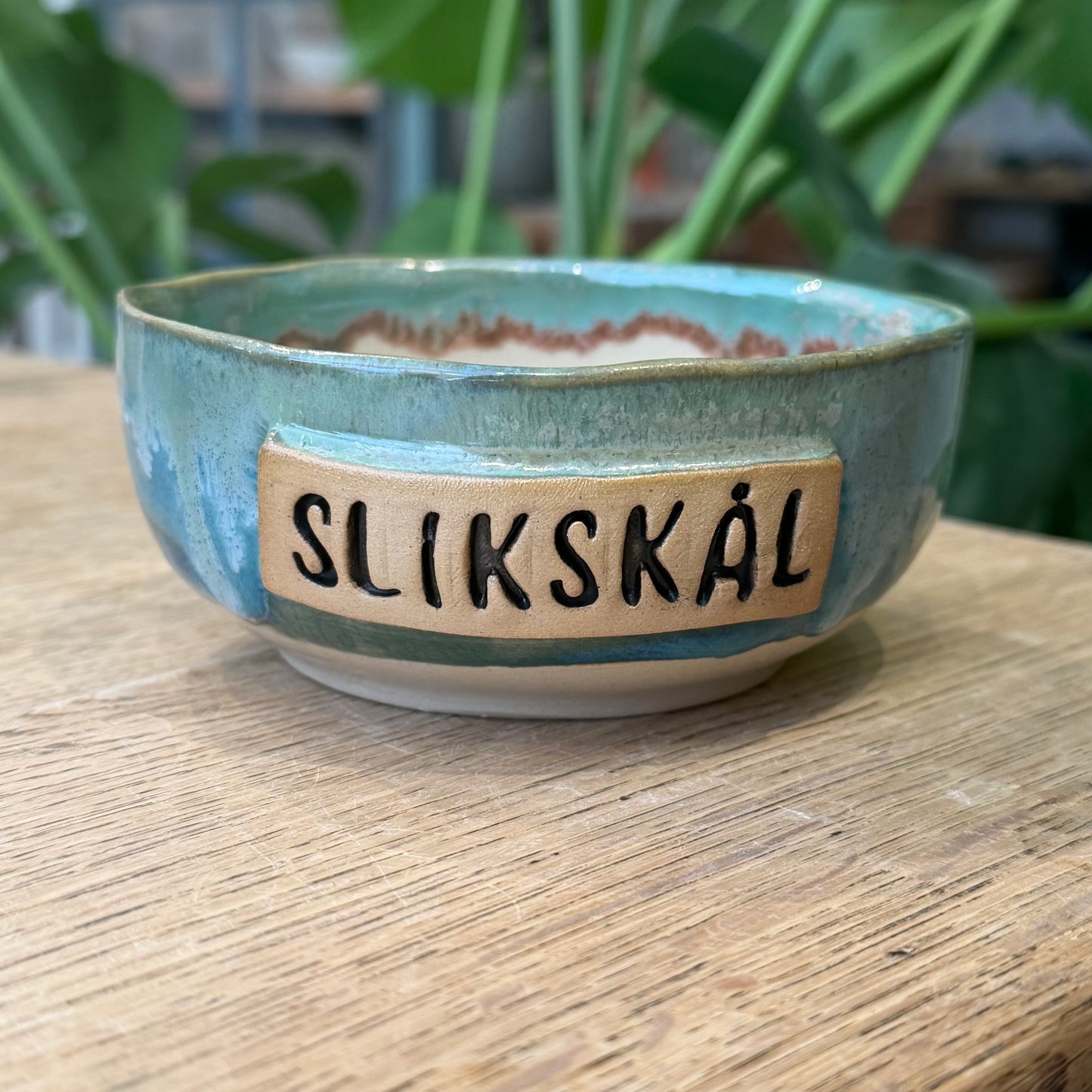 Skål med tekst ‘SLIKSKÅL’