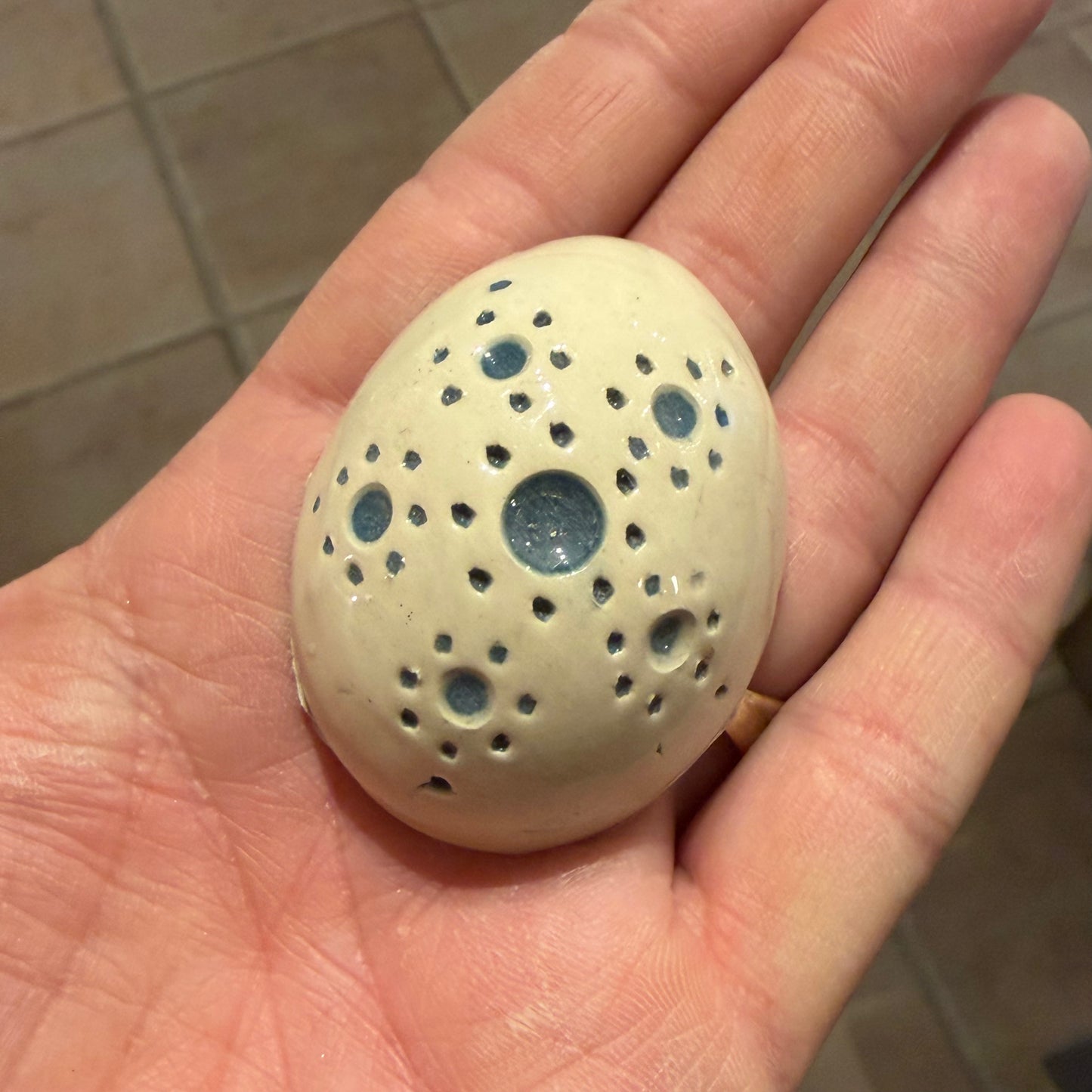 Pynte æg, blå prikker