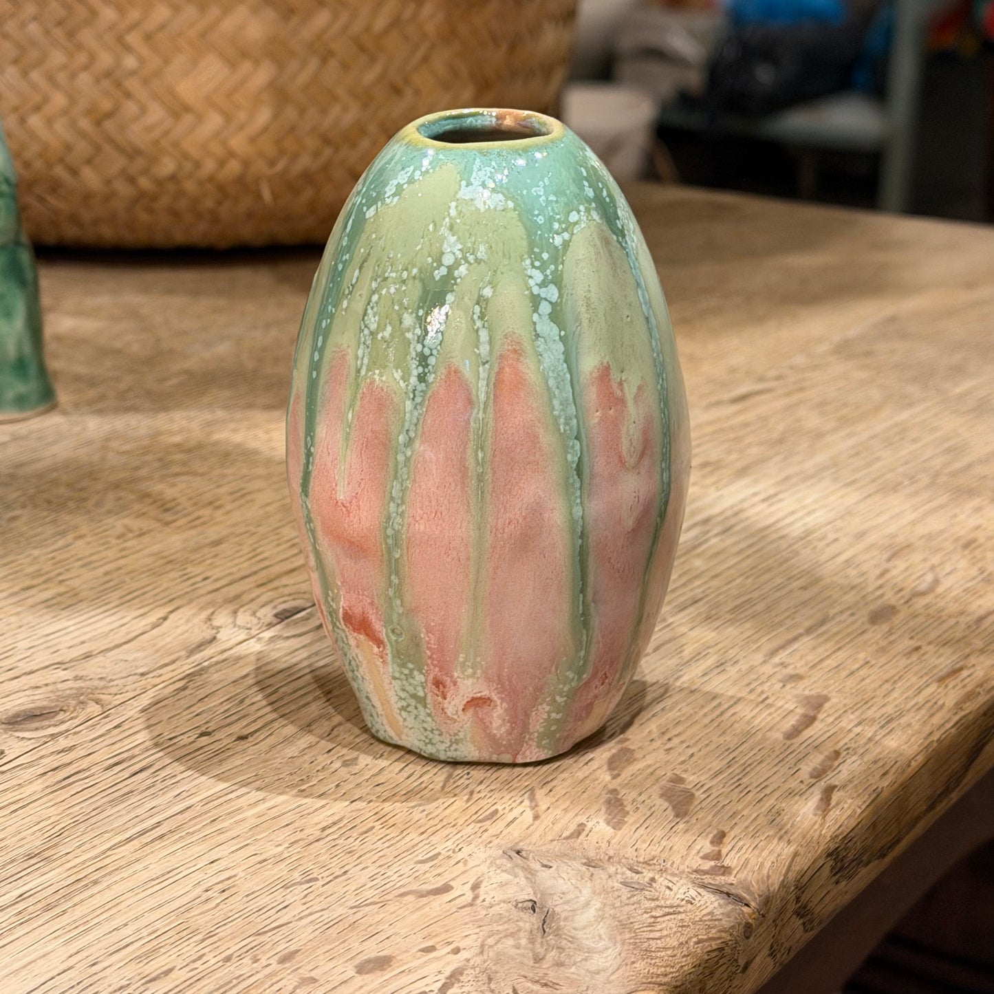 Lille vase i grønne og rosa farver