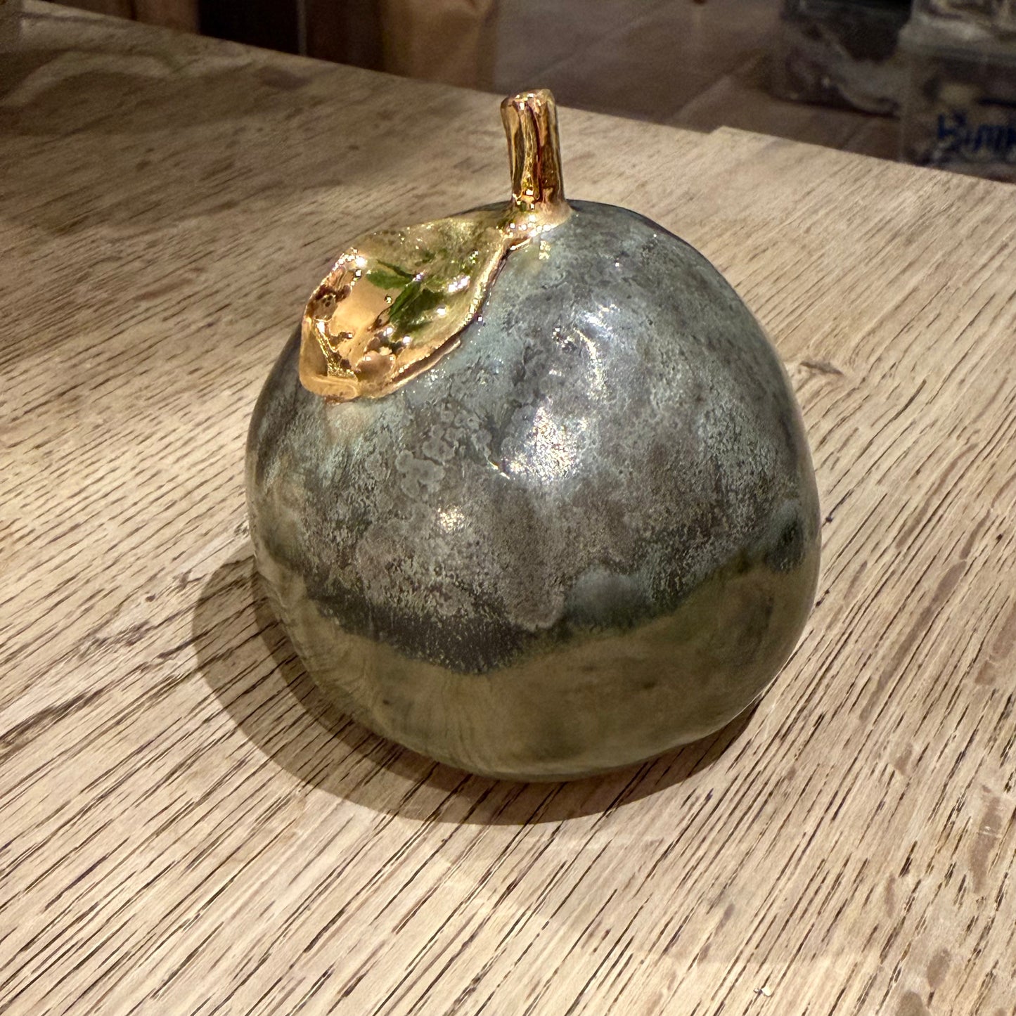 Håndformet æble, støvet grøn med guld, nr. 3