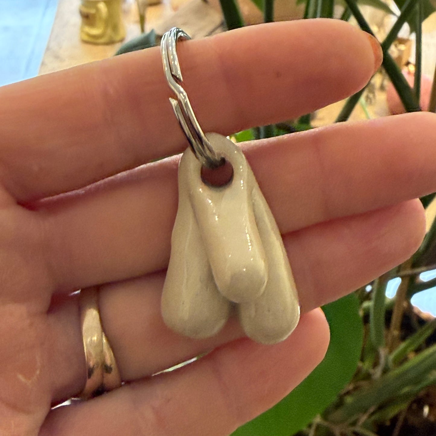 Nøglering med håndformet diller og kugler, nr. 2