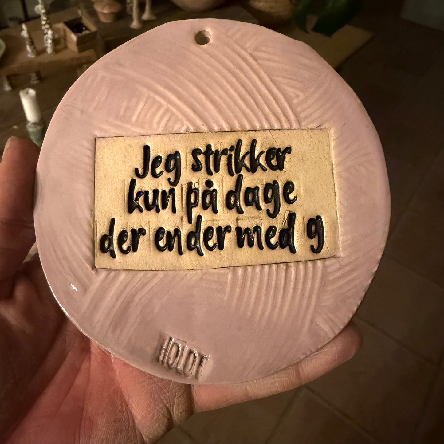 Vægophæng, garnnøgle med tekst, nr. 4