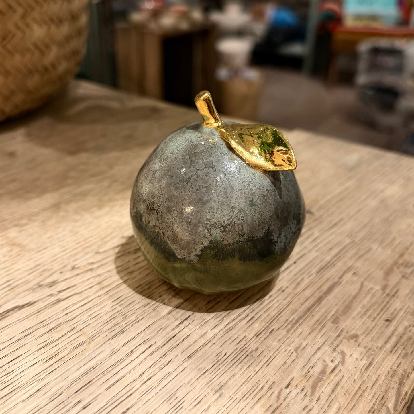 Håndformet æble, støvet grøn med guld, nr. 2