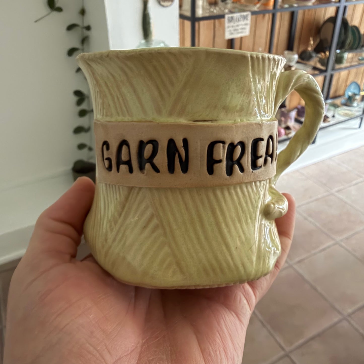 Håndformet garnkrus med tekst; GARN FREAK nr 2