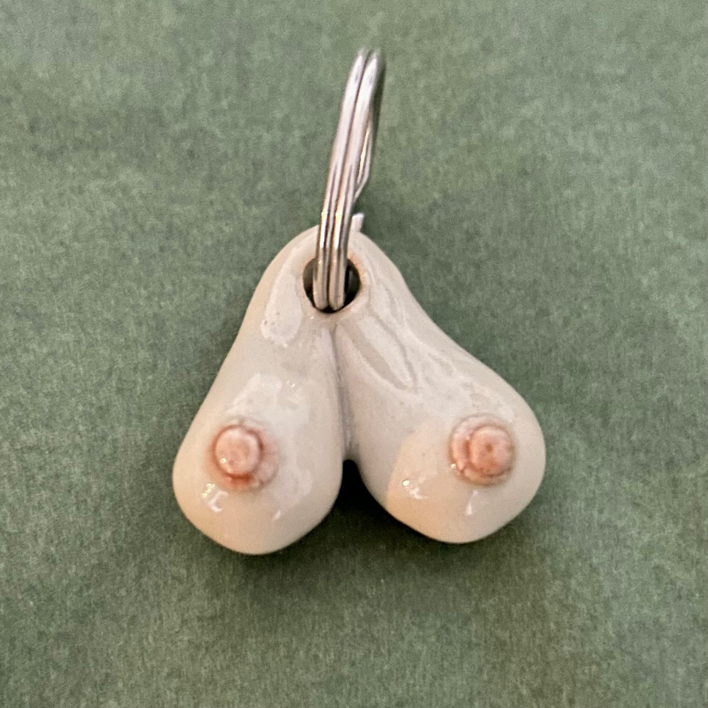 Nøglering med håndformede bryster, nr. 8