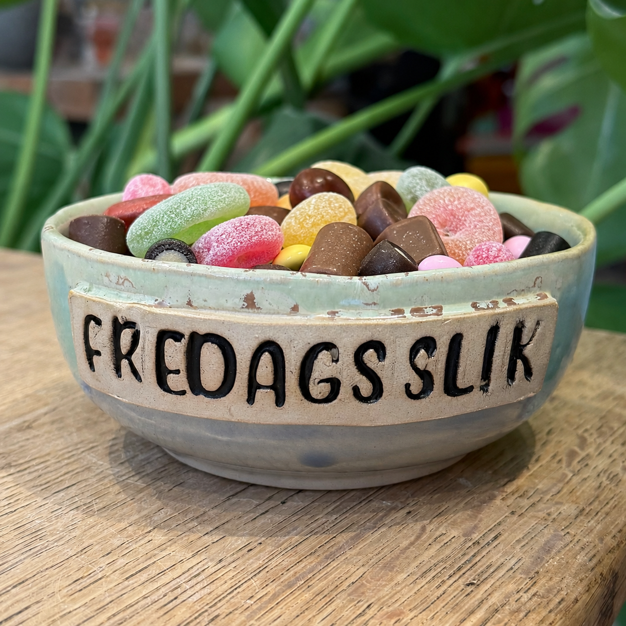 Skål med tekst ‘FREDAGSSLIK’